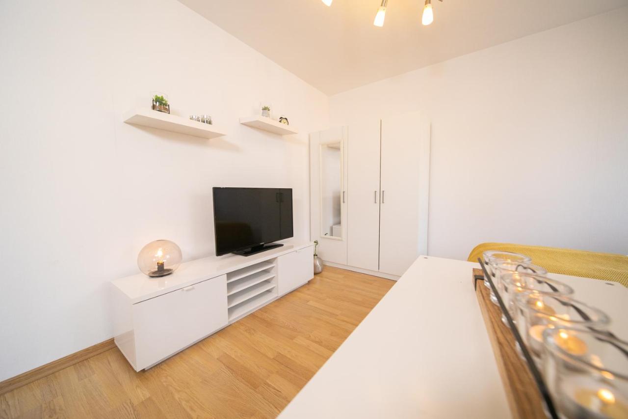 Studio Shiny - Zentral Mit Balkon - Messe - Kueche Neuss Ngoại thất bức ảnh